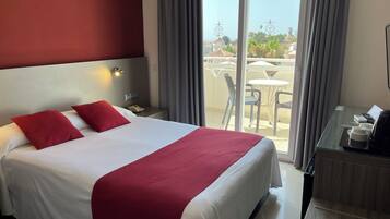 Habitación estándar con 1 cama doble o 2 individuales, vistas a la piscina (Free Spa) | Escritorio, cortinas opacas, cunas (de pago) y wifi gratis