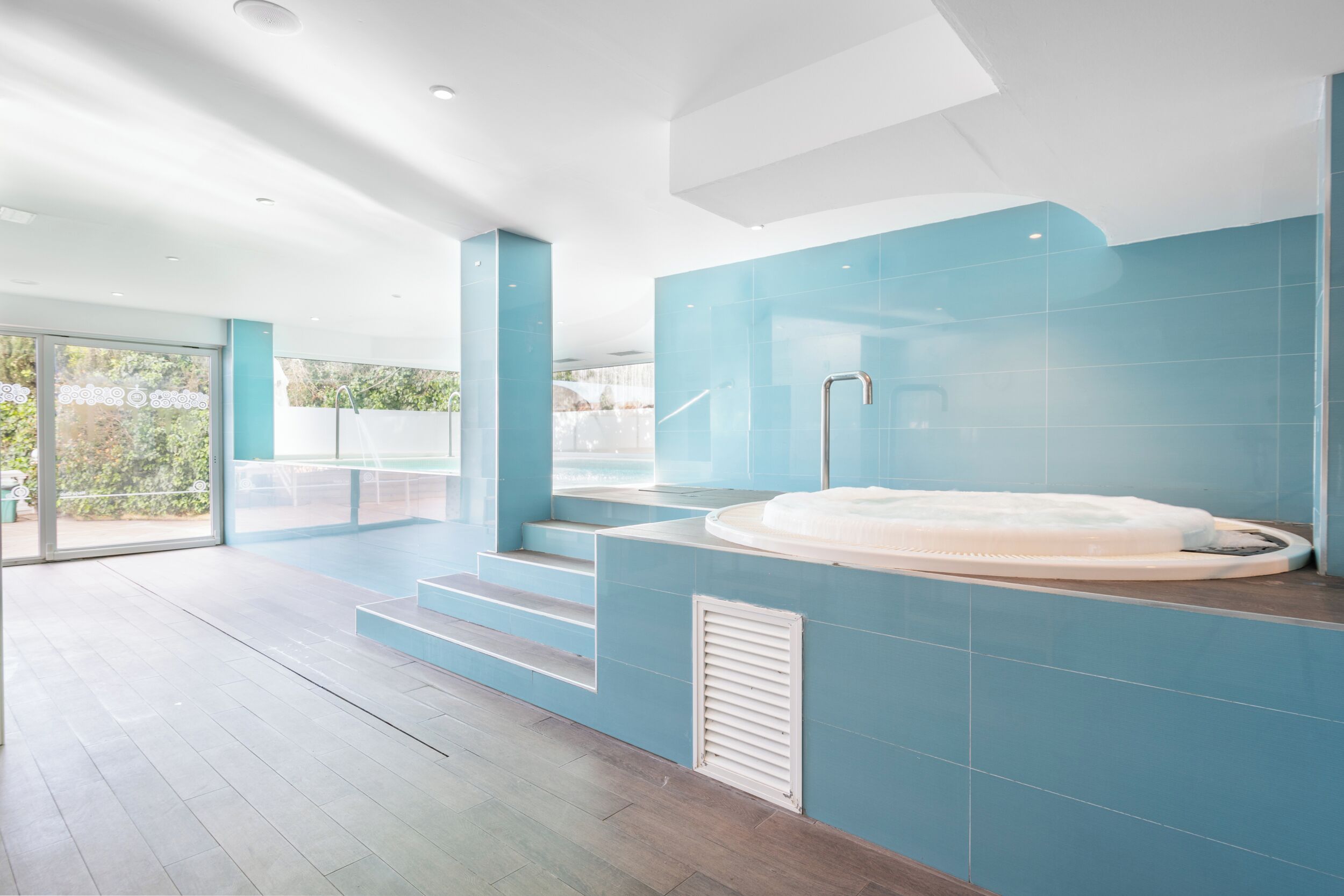 Een buitenzwembad en ligstoelen