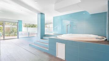 Een buitenzwembad en ligstoelen