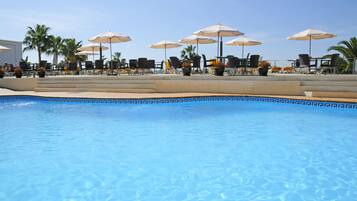 Piscina externa, espreguiçadeiras