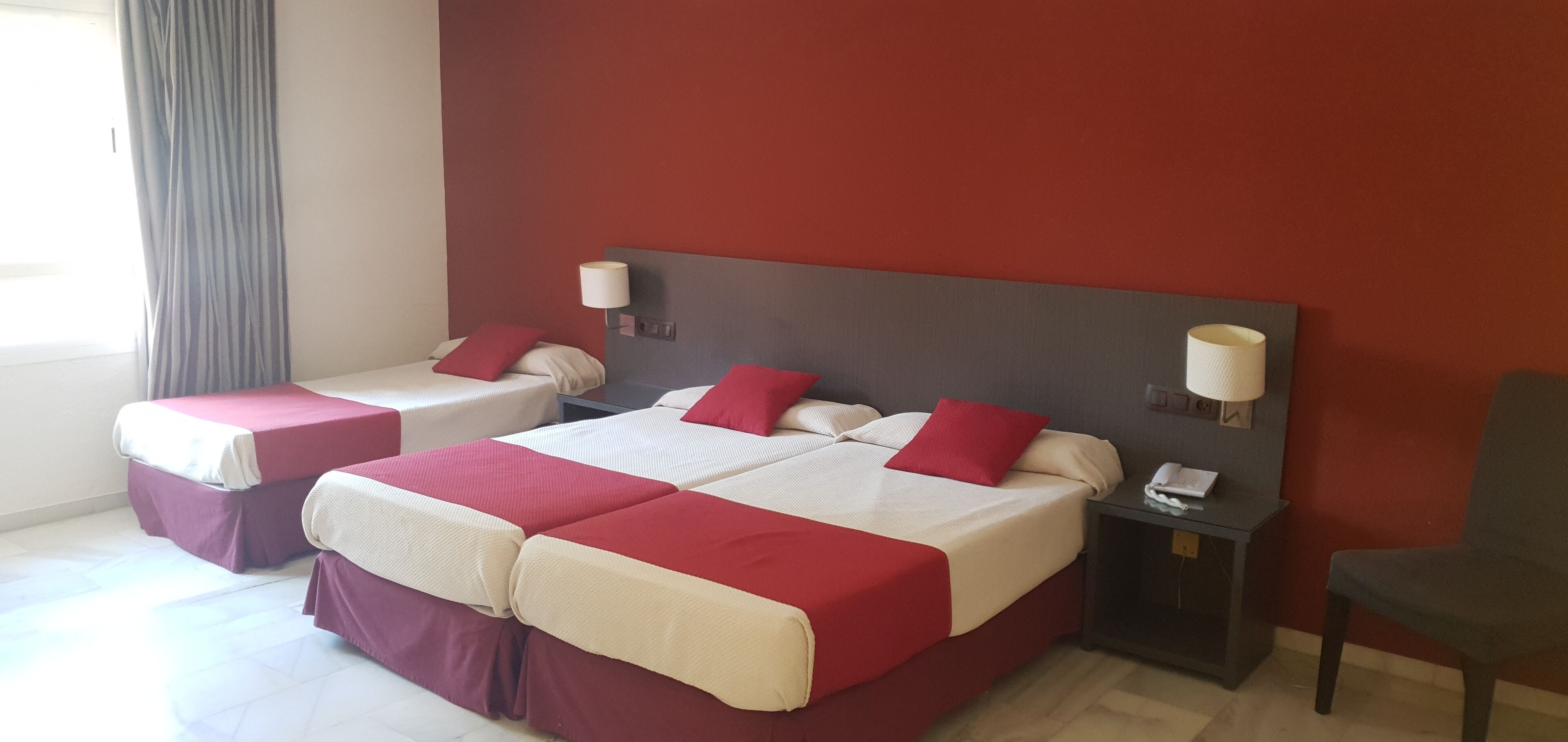 Habitación doble familiar (2 adults + 1 child) | Escritorio, cortinas blackout, cunas y wifi gratis 