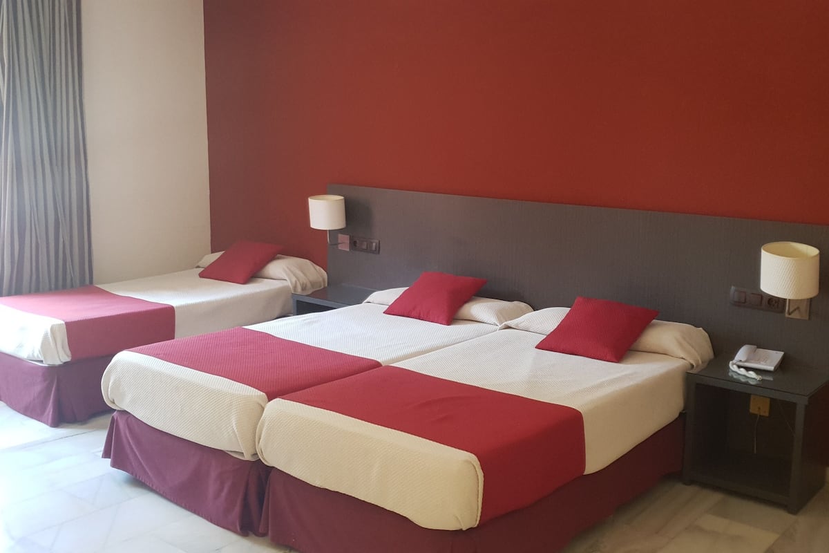 Kahden hengen perhehuone (2 adults + 1 child) | Työpöytä, pimennysverhot, vauvansängyt, ilmainen Wi-Fi