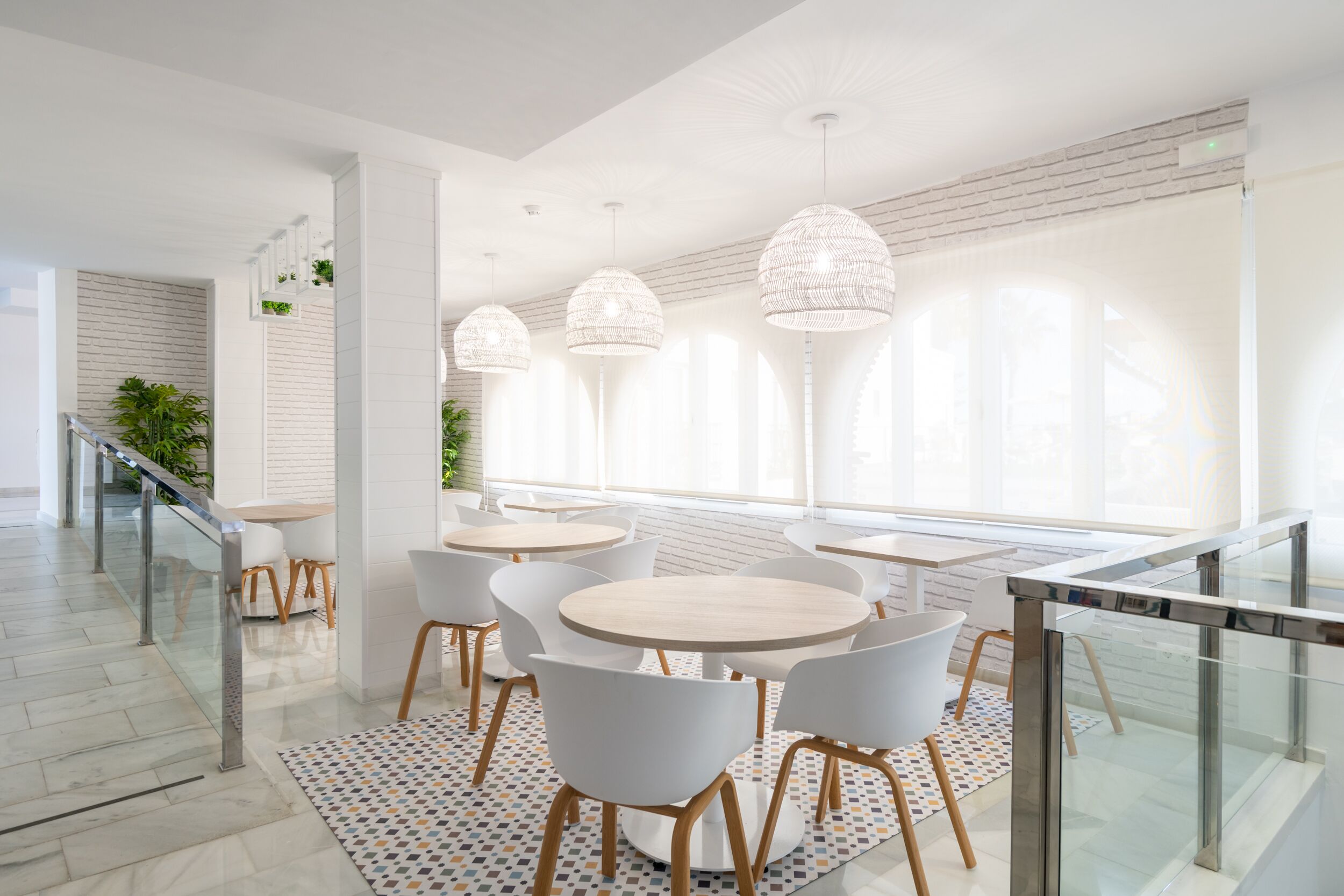 تلفزيون بشاشة مسطحة بحجم 32-بوصة يعرض قنوات فضائية، تلفزيون