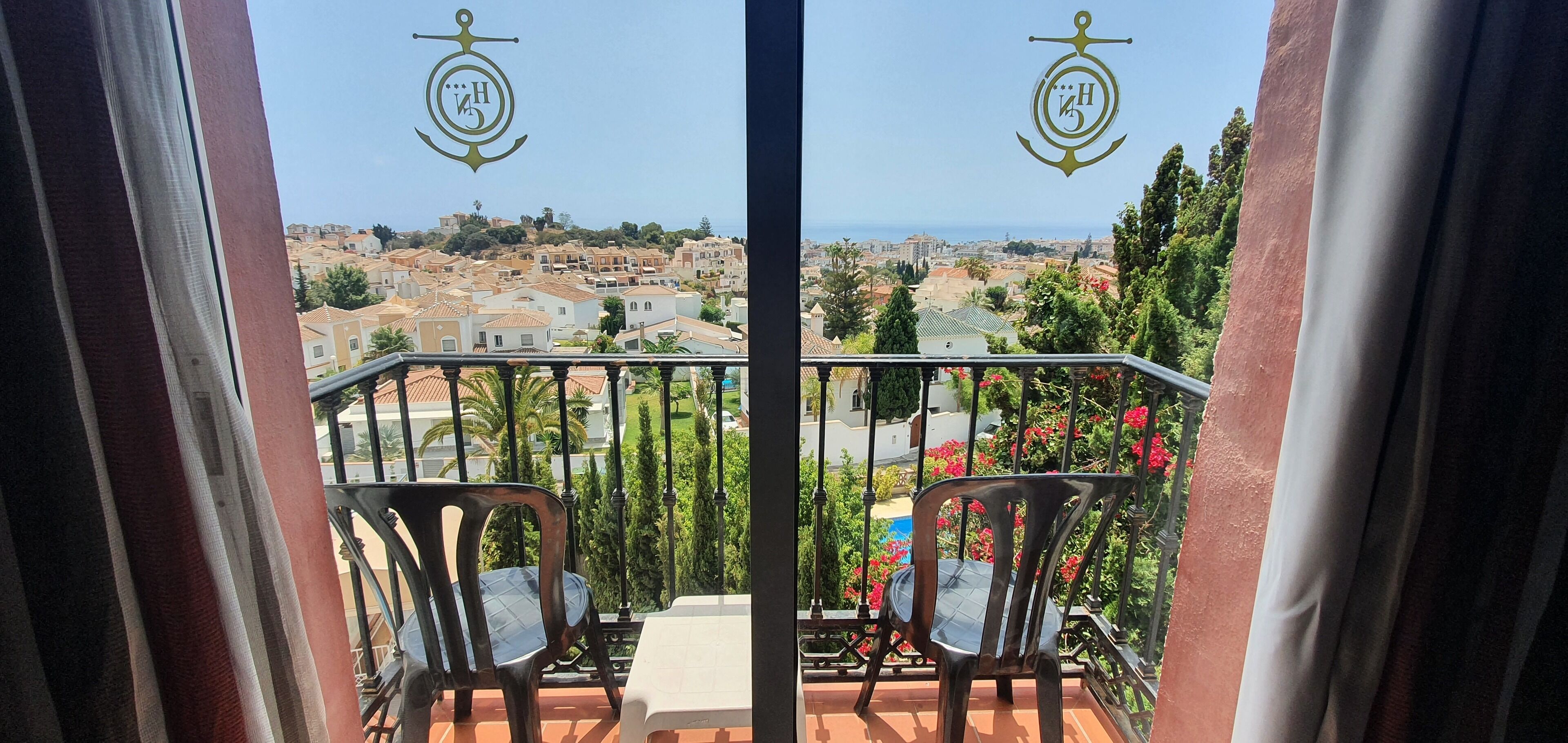 Safe på rommet, skrivebord, blendingsgardiner og barnesenger