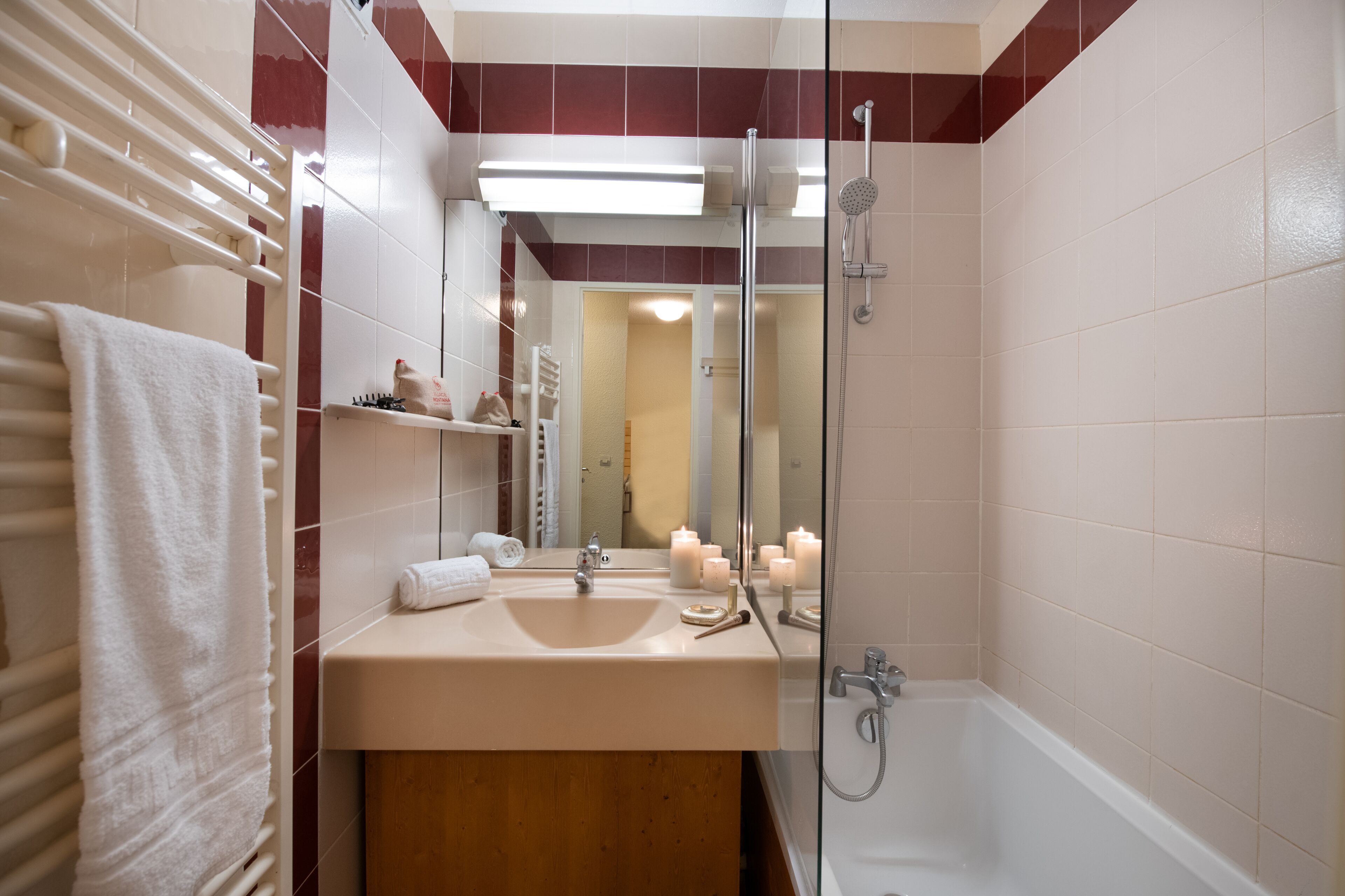 Une salle de bain avec un lavabo, un miroir et une douche.