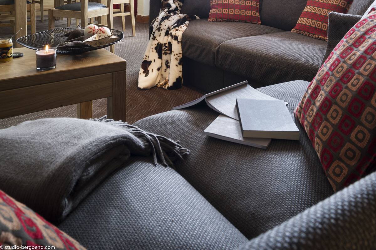 Un salon confortable avec un canapé, une table à manger et une lampe.