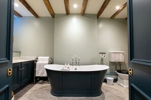 Superior Room | Bathroom | Free toiletries, hair dryer, bathrobes, towels