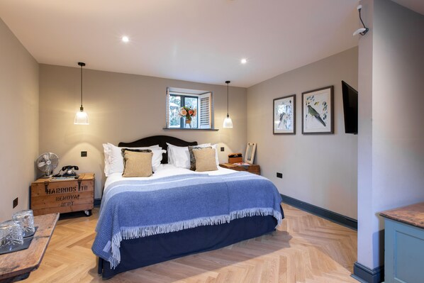 غرفة سوبيريور | ملاءات من القطن المصري ومكواة/لوح كي وواي فاي مجانًا وملاءات أسرّة