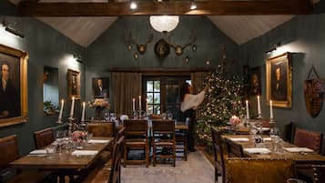 Petit-déjeuner, déjeuner et dîner servis sur place