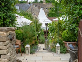 供应早餐、午餐和晚餐，地方菜