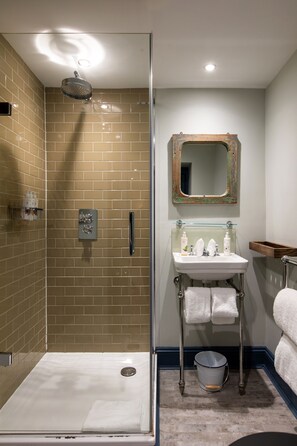 Superior Room | Bathroom | Free toiletries, hair dryer, bathrobes, towels