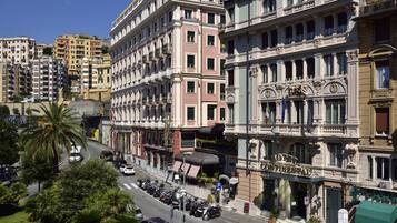 Un hotel de estilo arquitectónico europeo clásico, con fachadas y balcones ornamentados.
