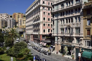 Ett hotell med en klassisk europeisk arkitektur, kännetecknat av utsmyckade fasader och balkonger.
