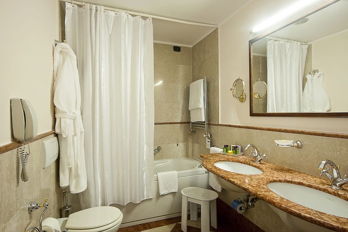triple room | bathroom | eco-friendly toiletries, hair dryer, slippers, bidet