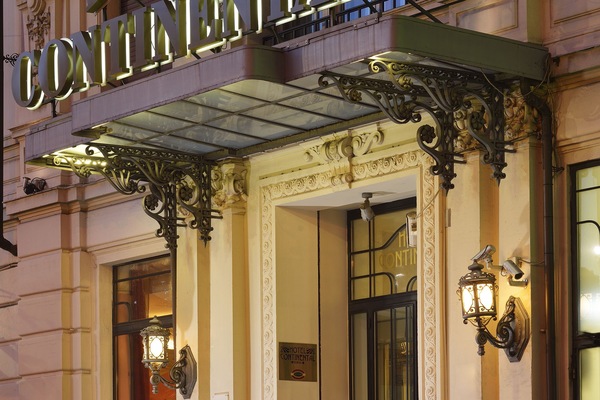 Façana frontal de l'allotjament (vespre/nit)