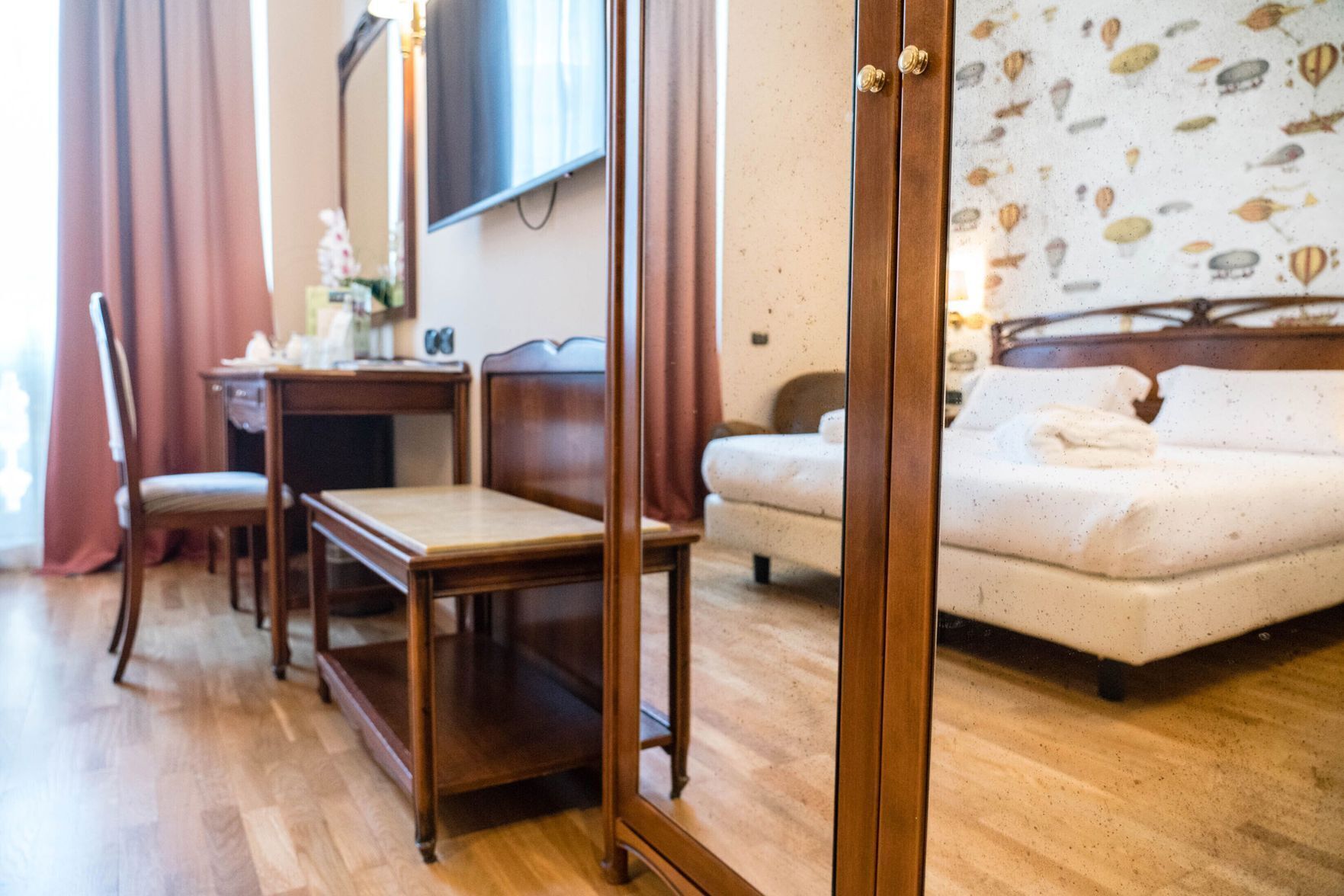 Een minibar, een kluis op de kamer, een bureau, een laptopwerkplek