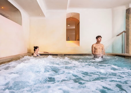 Couples treatment rooms, Turkish bath, deep-tissue massages, facials. Hotel Continental Genova