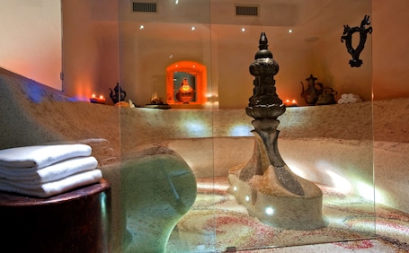 Couples treatment rooms, Turkish bath, deep-tissue massages, facials. Hotel Continental Genova