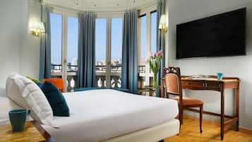 Minibar, coffres-forts dans les chambres, bureau