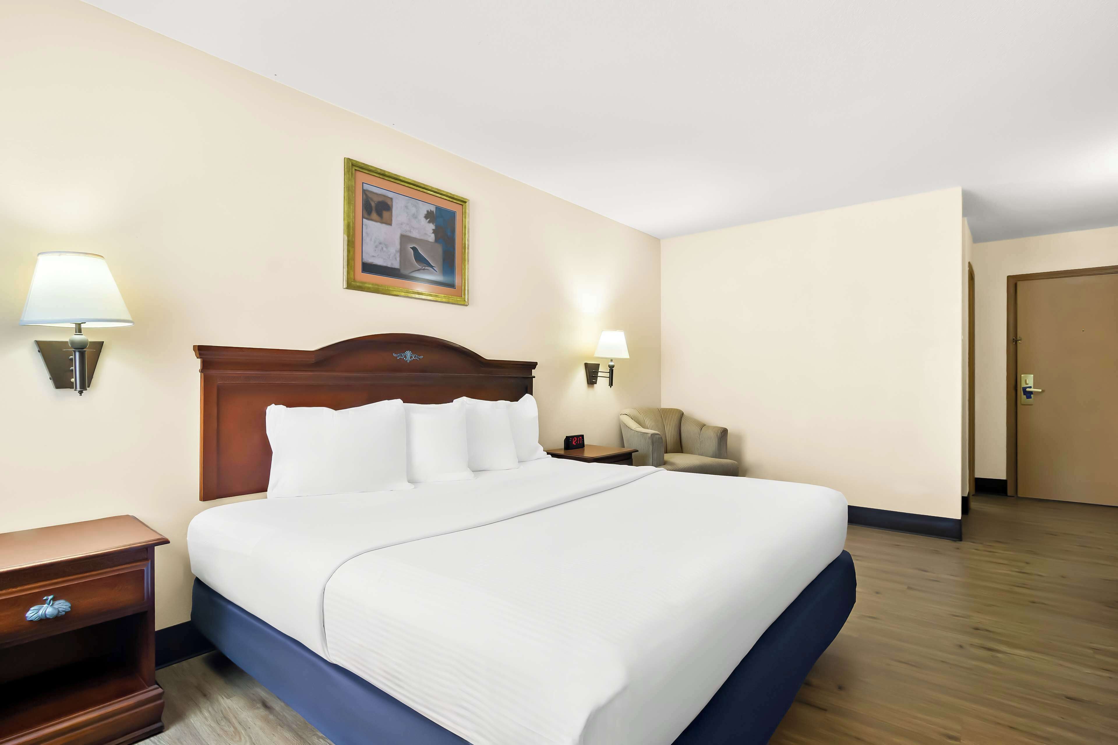 standard room, 1 king bed, non smoking, refrigerator & microwave | 1 bedroom, pillow-top beds, desk, laptop workspace