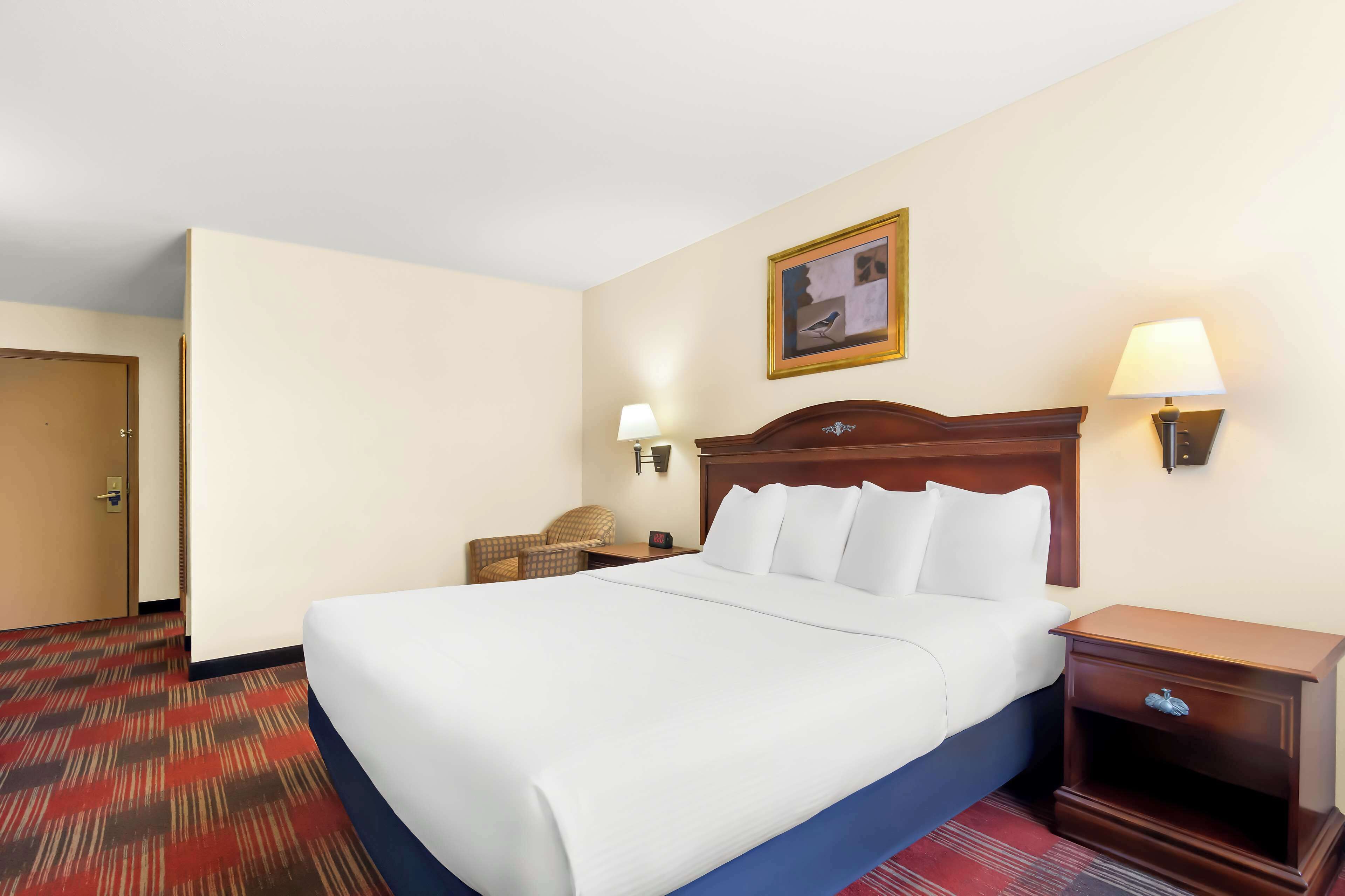 standard room, 1 king bed, accessible, bathtub | 1 bedroom, pillow-top beds, desk, laptop workspace