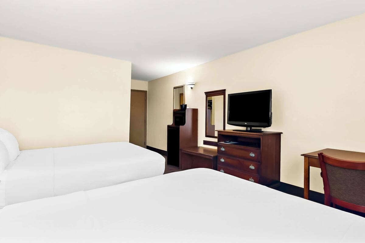 standard room, 2 queen beds, non smoking, refrigerator & microwave | 1 bedroom, pillow-top beds, desk, laptop workspace