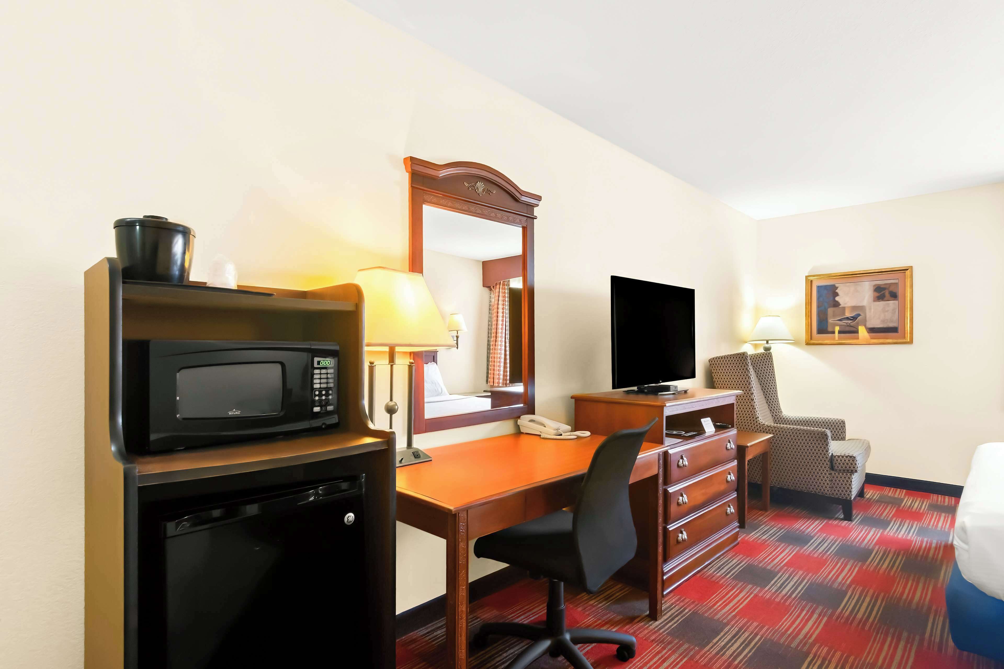 suite, 1 king bed, non smoking, jetted tub | 1 bedroom, pillow-top beds, desk, laptop workspace