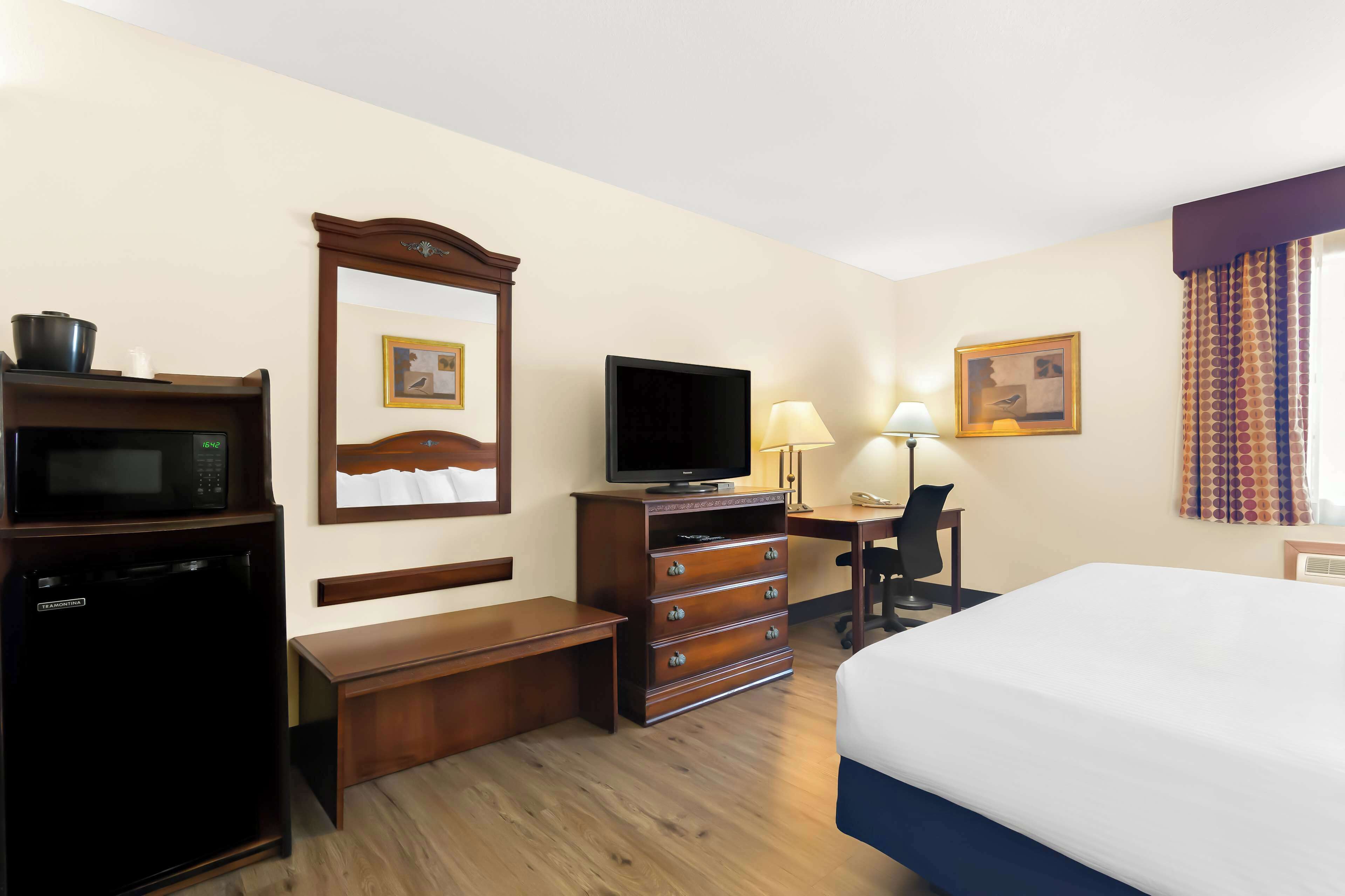 standard room, 1 king bed, non smoking, refrigerator & microwave | 1 bedroom, pillow-top beds, desk, laptop workspace
