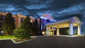 A hotel entrance with a covered driveway, large columns, and a parking area. - Holiday Inn Express & Suites Montpelier by IHG (Montpelier)
