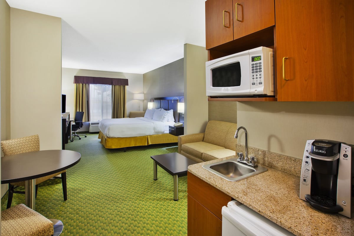 suite, 1 king bed | 1 bedroom, in-room safe, desk, iron/ironing board