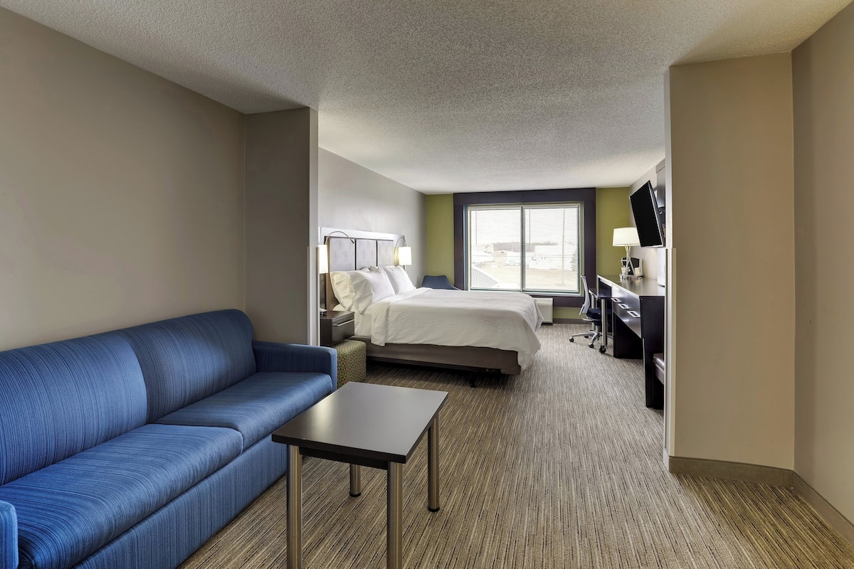 In-room safe, desk, iron/ironing board, free cribs/infant beds