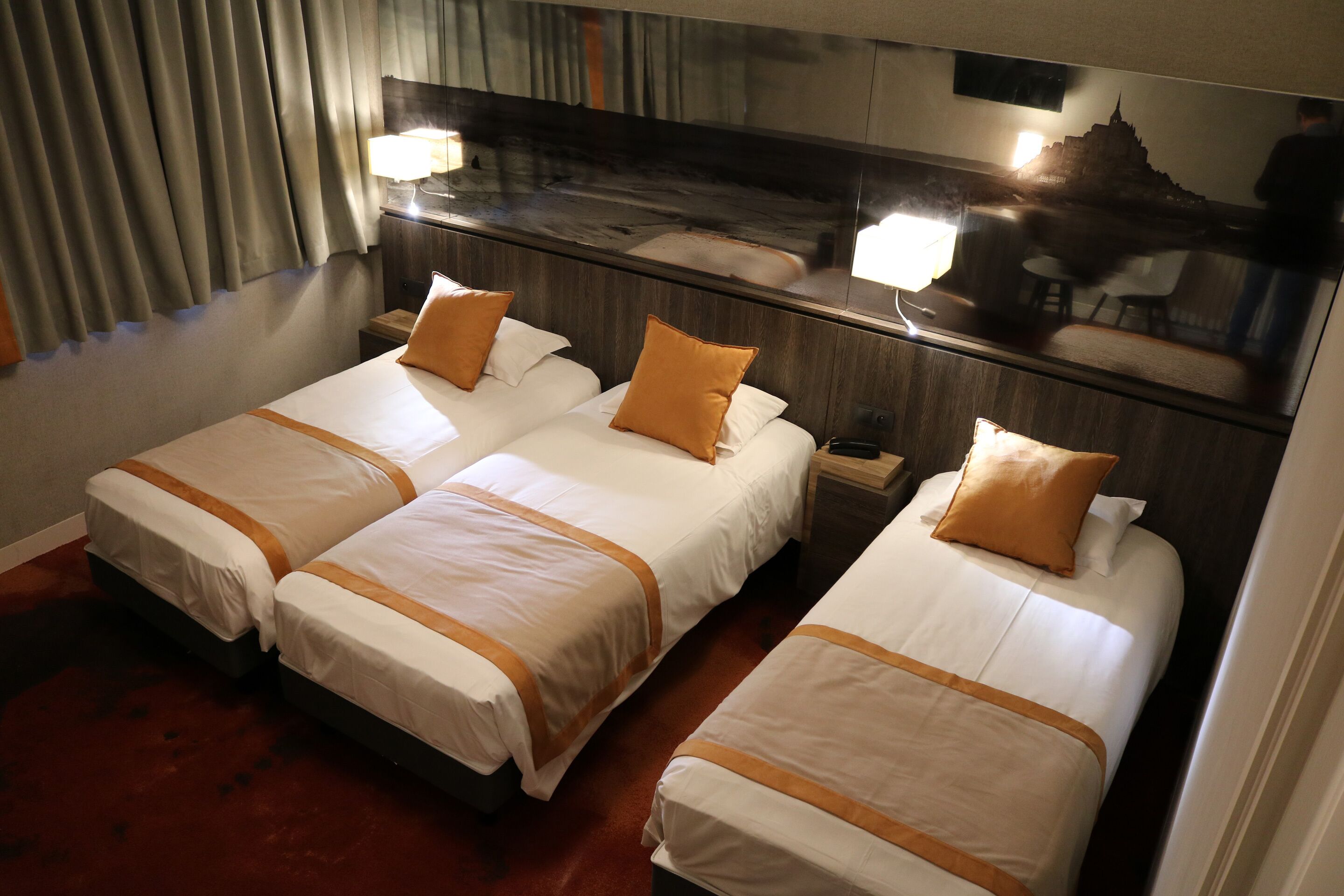 Habitación triple familiar | Escritorio, cortinas opacas, wifi gratis y ropa de cama