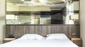 Escritorio, cortinas blackout, wifi gratis y ropa de cama