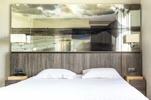 Escritorio, cortinas blackout, wifi gratis y ropa de cama 