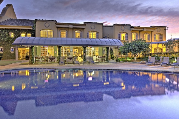 Utomhuspool och solstolar