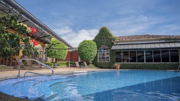 Outdoor pool, pool loungers