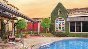 Utendørsbasseng og solsenger