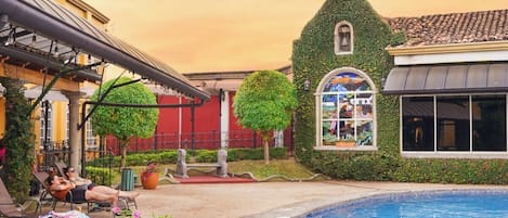 AuĂenpool, LiegestĂŒhle