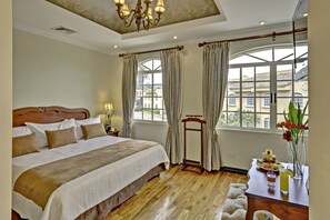 Master Suite | Sengetøy av topp kvalitet, dundyner, minibar og safe på rommet