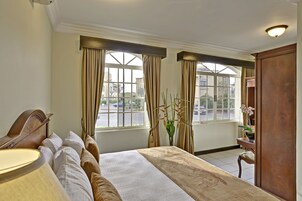 Ropa de cama de alta calidad, edredones de plumas, minibar y caja fuerte