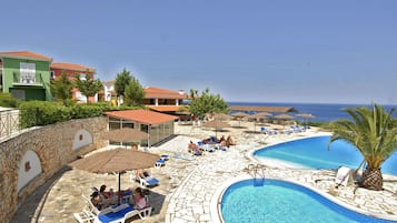 Piscine extérieure (ouverte en saison), parasols de plage