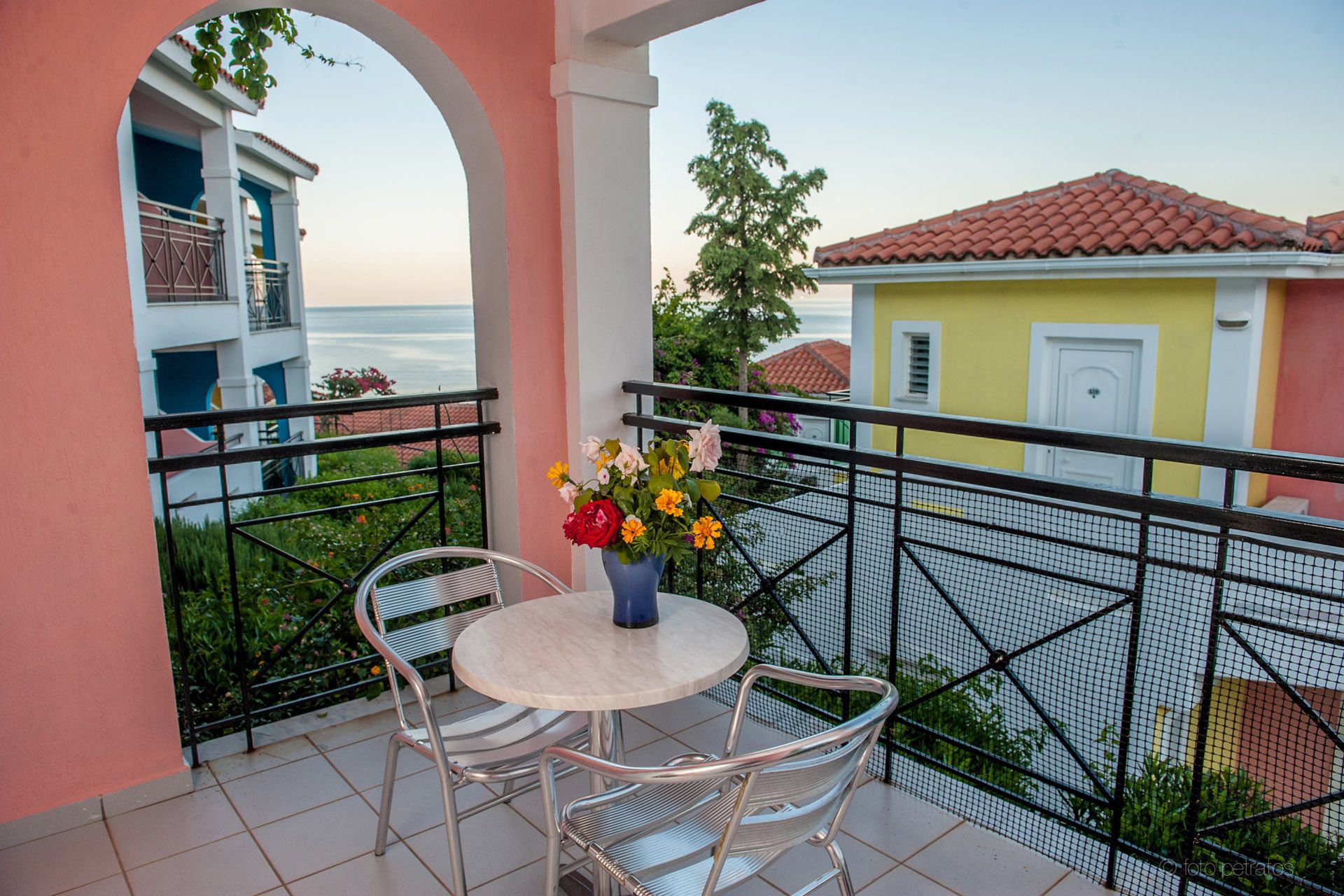 Camera con letto matrimoniale o 2 letti singoli, vista mare parziale | Balcone