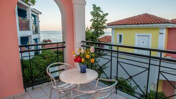 Camera con letto matrimoniale o 2 letti singoli, vista mare parziale | Balcone