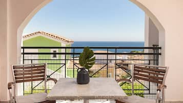Family Room, 2 Bedrooms, Non Smoking, Partial Sea View | Terrace/patio