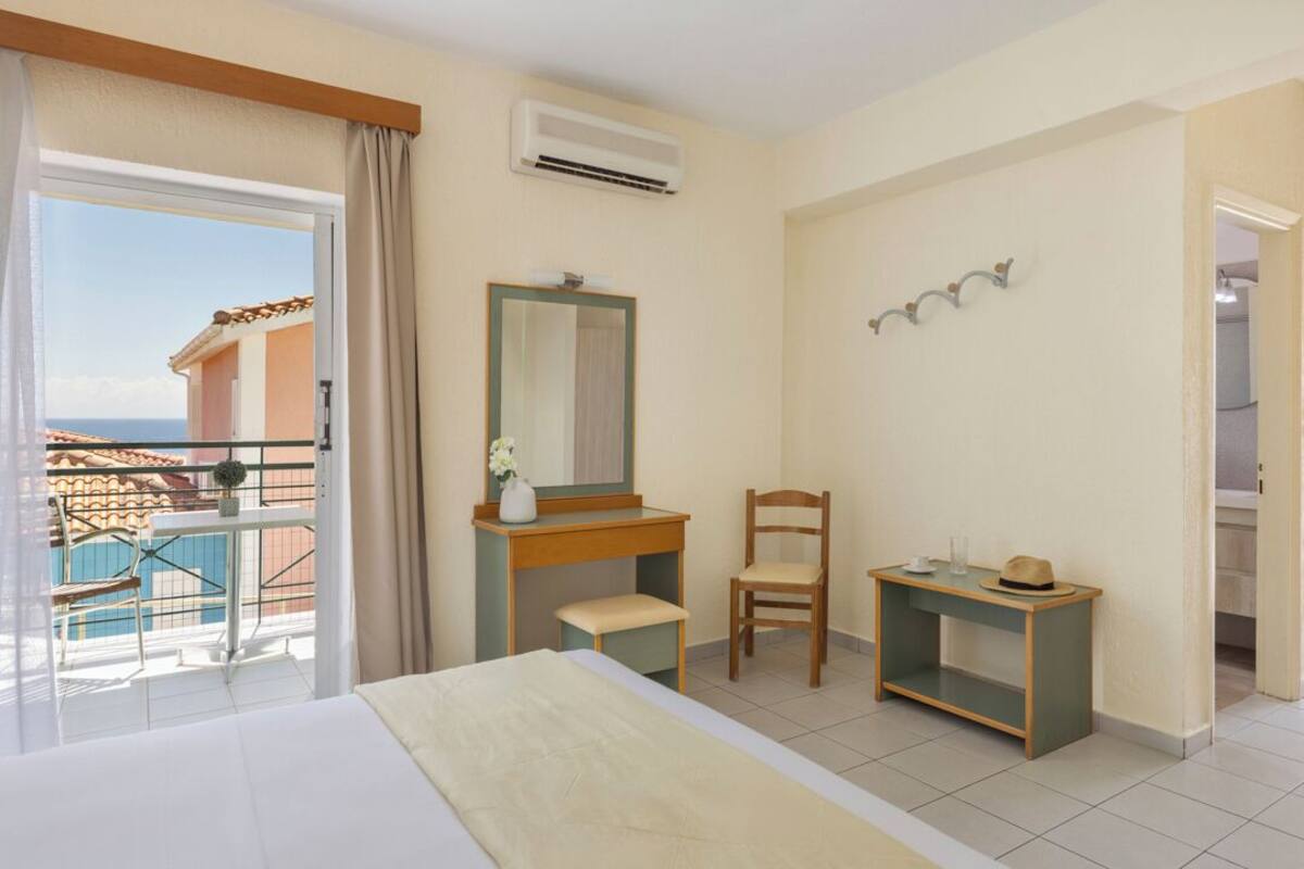 Studio, Non Smoking, Garden View | Hypo-allergenic bedding, in-room safe, desk, soundproofing