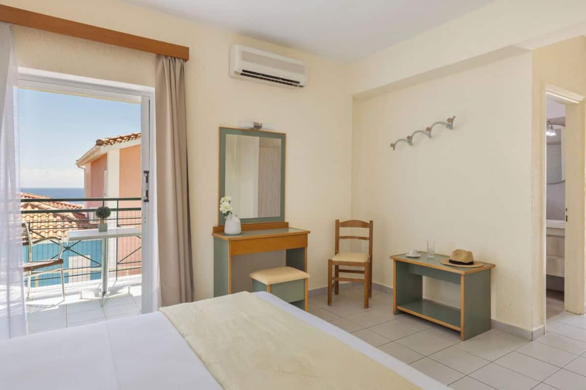 Studio, Non Smoking, Garden View | Hypo-allergenic bedding, in-room safe, desk, soundproofing