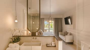 Design Double Swim-Up Room | In-room safe, desk, soundproofing, free WiFi