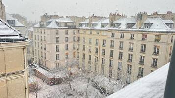 Un immeuble à plusieurs étages, doté d’une rangée de fenêtres et d’un toit plat.