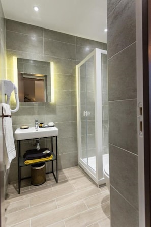 Standard Double Room | Bathroom | Shower, hair dryer, towels, shampoo