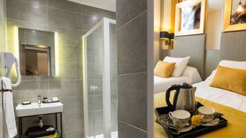 Chambre Supérieure avec lits jumeaux | Salle de bain | Douche, sèche-cheveux, serviettes fournies, shampoing